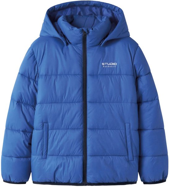 Blauwe, gewatteerde jas met capuchon en rits. Logo "STUDIO OUTDOORS" op de borst.