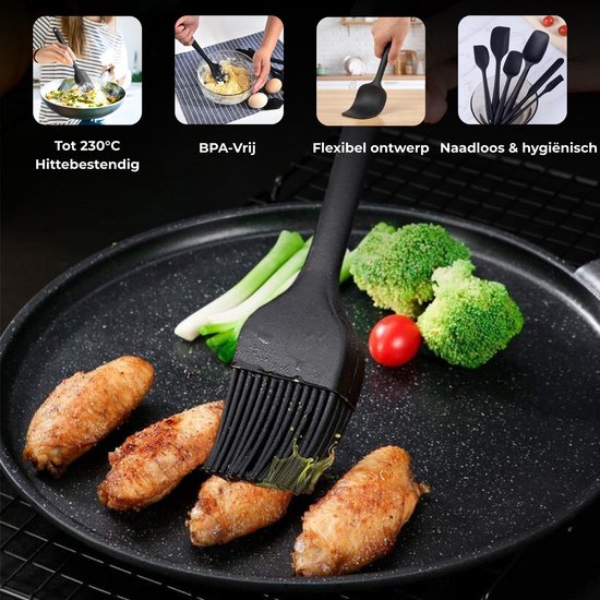 Zwarte siliconen bakkwast met haartjes, die saus op kipvleugels smeert in een pan, met broccoli en tomaten ernaast.