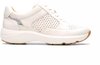 Sneaker blanche en cuir avec perforations, lacets et semelle marron.