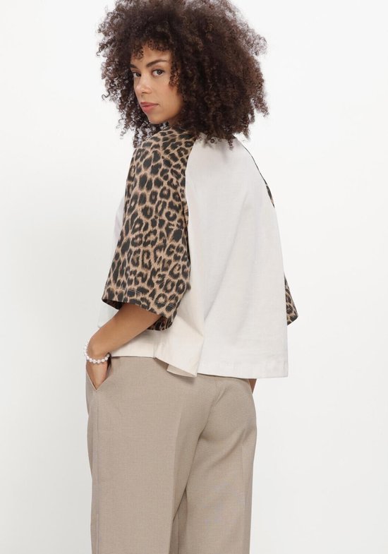 Wit raglan T-shirt met korte, wijde mouwen met luipaardprint. Gedragen door een model met een beige broek.