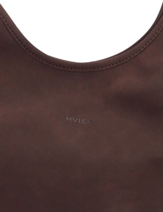 Close-up van de bruine suède tas met subtiel "HVISK" logo.