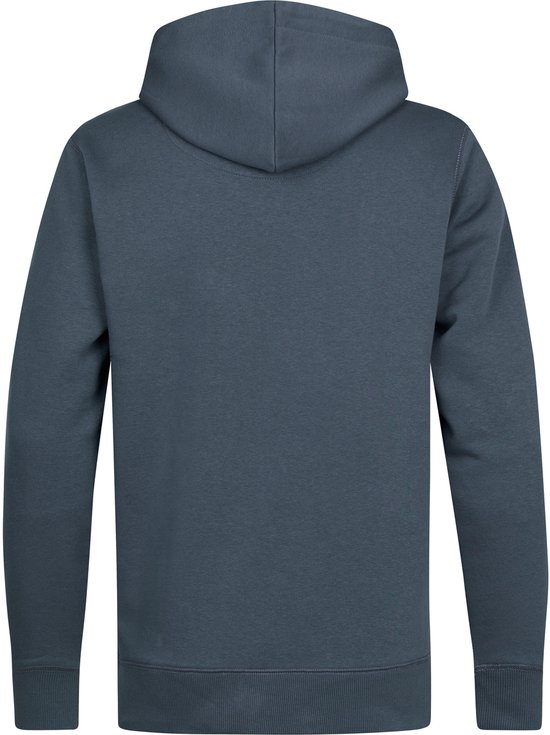Achterzijde van een blauwe hoodie met capuchon.