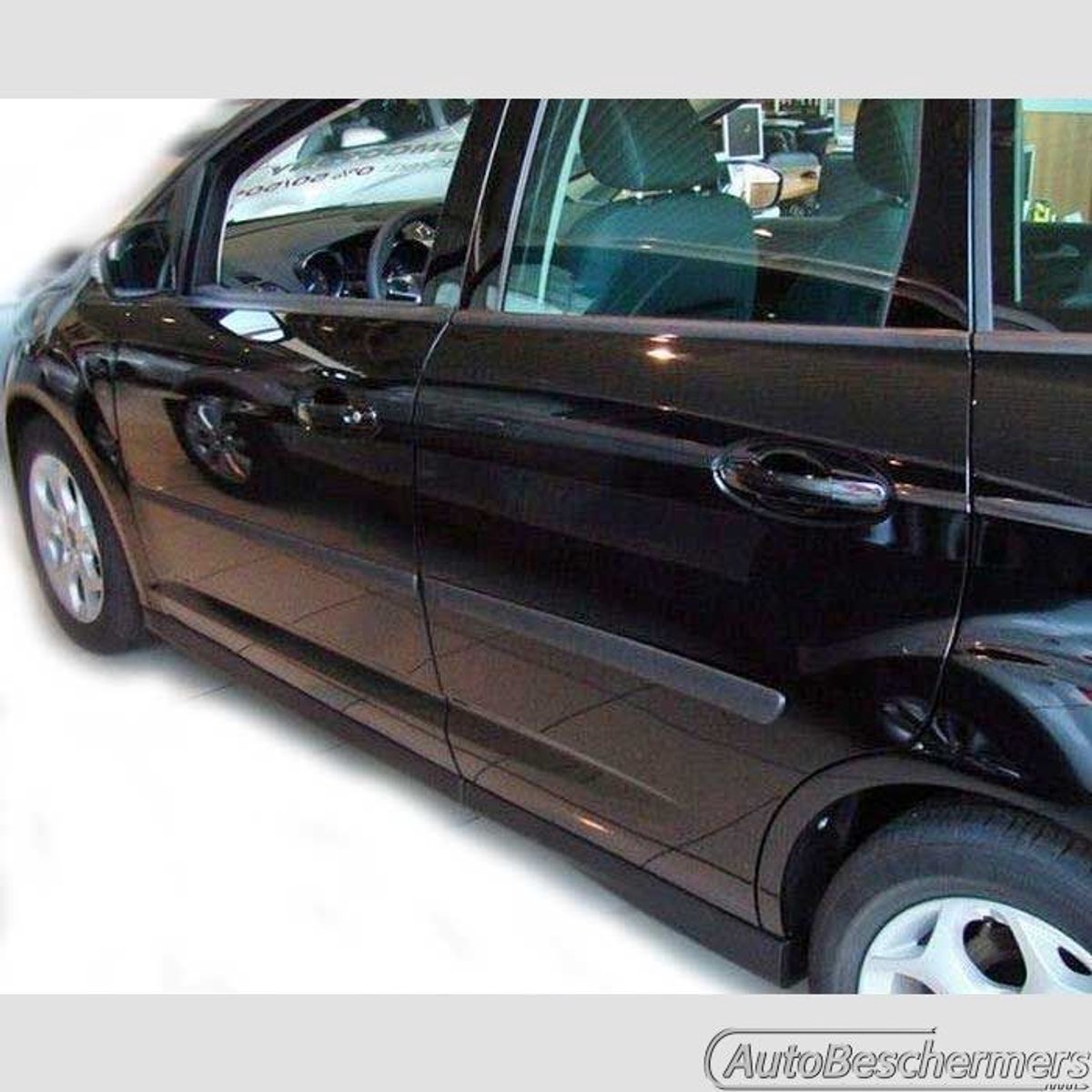 Stootlijsten set zwart voor Ford C-MAX 12.2010-. De stootstrips zijn zelfklevend. Set a 4 stuks (#1620)