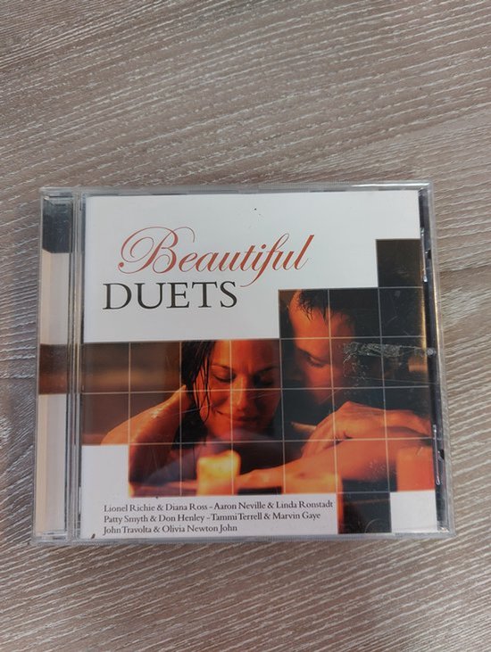 Cd-hoes met de titel 'Beautiful Duets' en een afbeelding van twee personen die elkaar omhelzen.