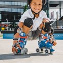 Jongetje op blauwe rolschaatsen met witte wielen, bescherming en helm.