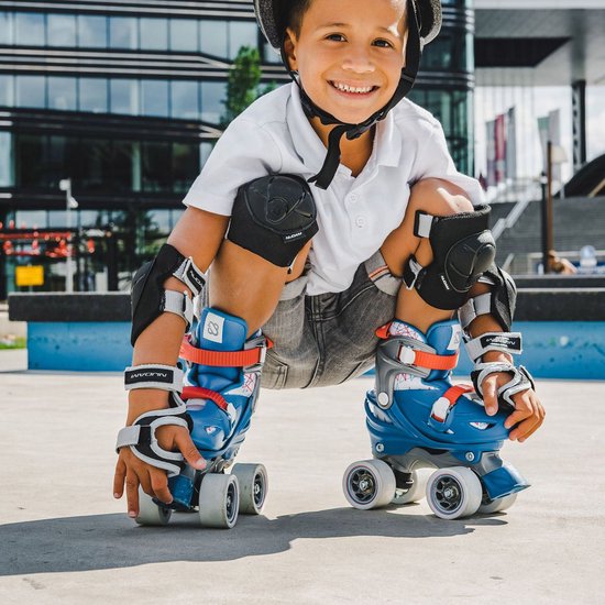 Jongetje op blauwe rolschaatsen met witte wielen, bescherming en helm.