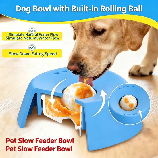 Golden retriever likt aan een blauwe hondenvoerbak met een rollende bal en oranje vulling. De tekst geeft aan dat het de eetsnelheid vertraagt.