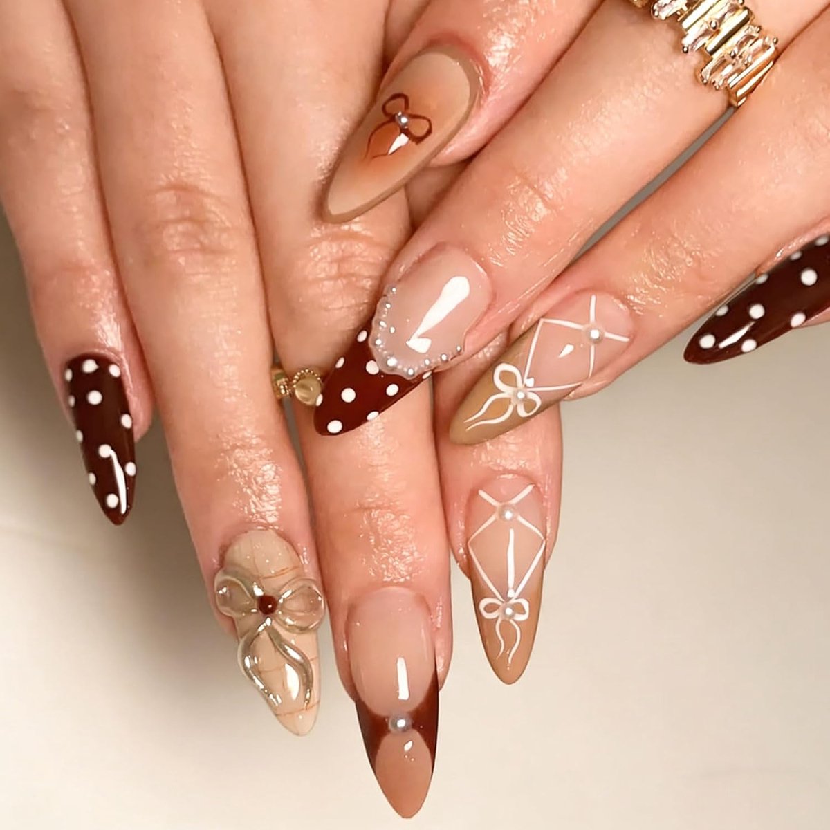 24-delige set amandel nep nagels middelgroot, stipontwerp met strik, parel kunstnagels press ons voor vrouwen manicure