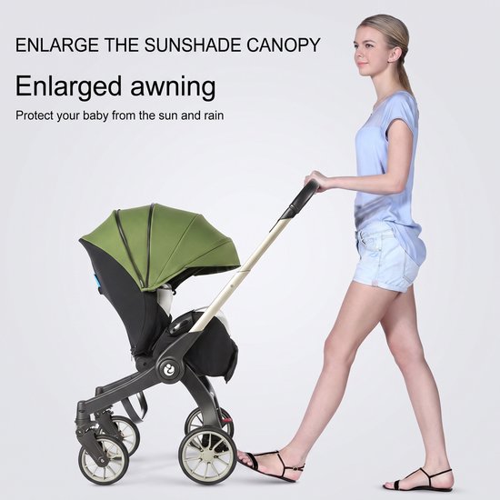 Vrouw met lichtblauwe top en spijkerbroek duwt een legergroene kinderwagen met een grote, uitklapbare zonnekap.