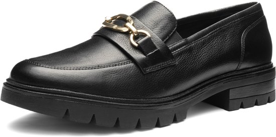 Zwarte leren loafer met goudkleurige kettingdetail op de wreef en dikke zool.