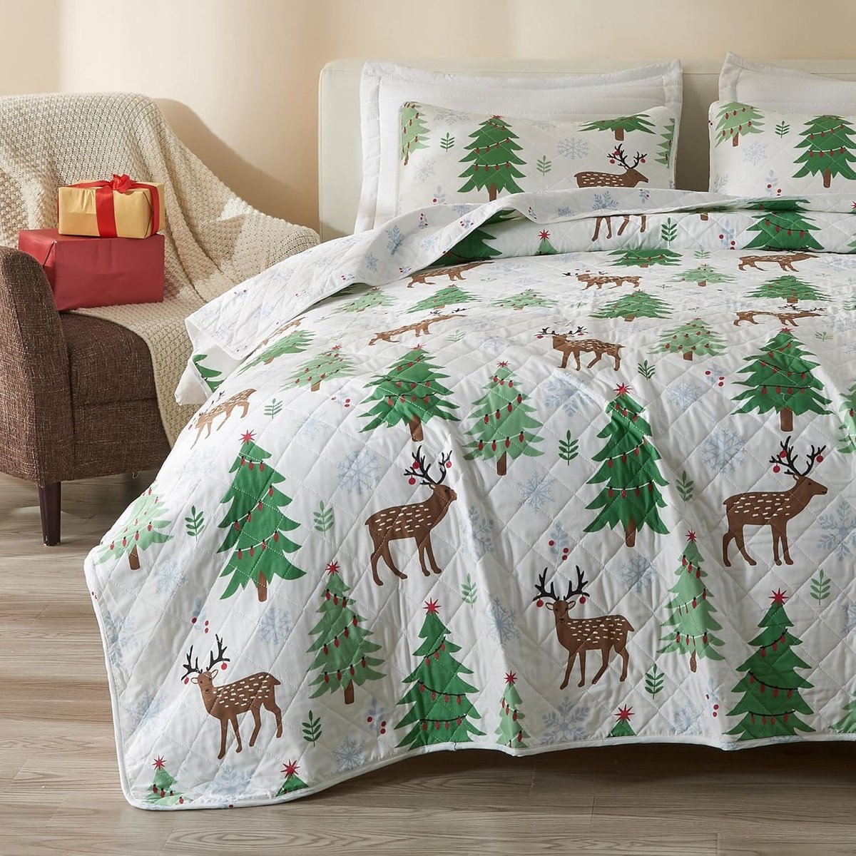 Bay Home 3-delige kerstdekbedset met shams. Omkeerbare sprei sprei met vakantiepatroon. Holly Collection (King/California King)