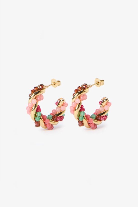 Gouden gedraaide oorringen bezet met roze, rode en groene kralen.