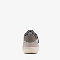 Achterkant van grijze Skechers sneakers met beige accenten.