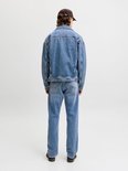 Achterkant van een man in een denim spijkerjasje en rechte jeans, met een bruine pet en schoenen.