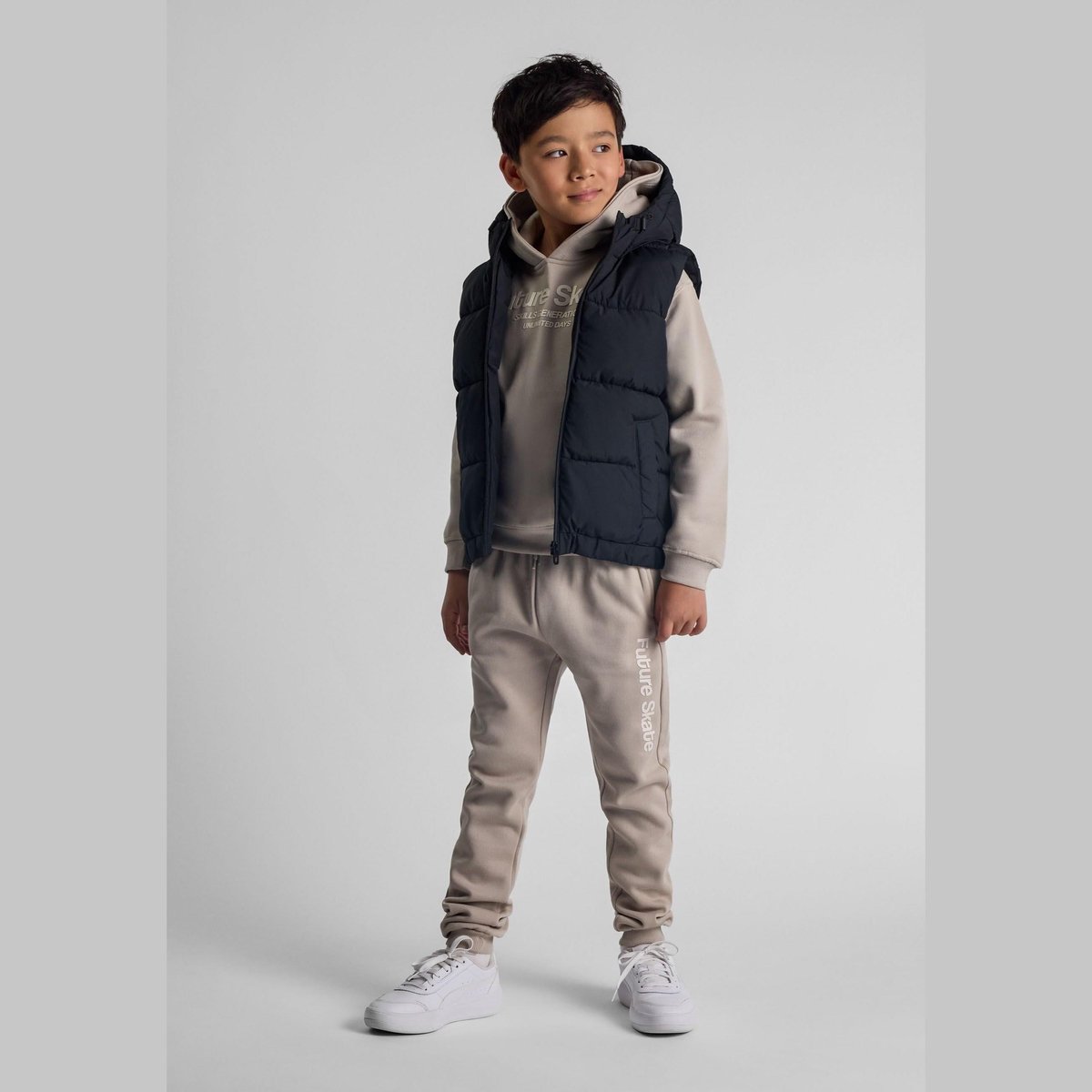 Minoti gewatteerde bodywarmer jongens met capuchon – rits Zwart