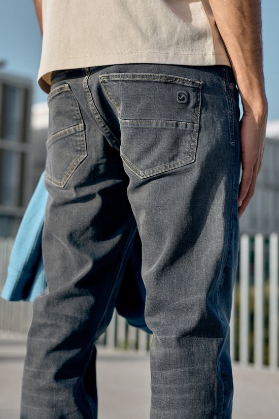 Close-up van de achterkant van Gabbiano Arctic jeans, antraciet stone wash met contrasterende stiksels.