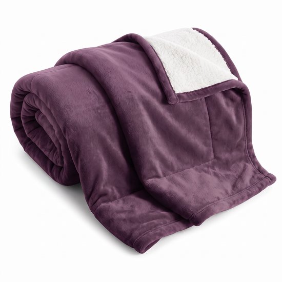 Paarse sherpa fleece deken met witte voering, opgerold.