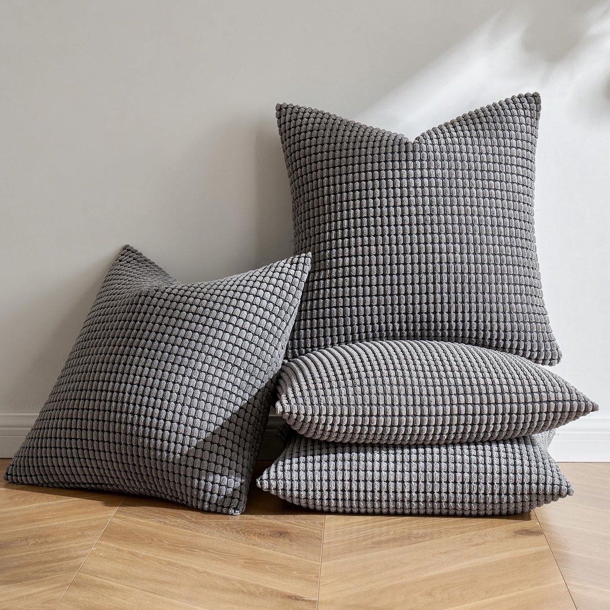 Gestreepte corduroy kussenslopen 50x50cm - Decoratieve kussens met verborgen rits voor bank, stoel en slaapkamer - 4 stuks donkergrijs