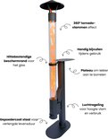 Zwarte terrasverwarmer met een glazen cilinder waarin een 360° tornado-vlammen effect zichtbaar is. Met plateau en luchtregeling.