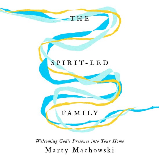 Boekomslag getiteld The Spirit-Led Family door Marty Machowski met blauwe en gele golvende lijnen op een witte achtergrond.