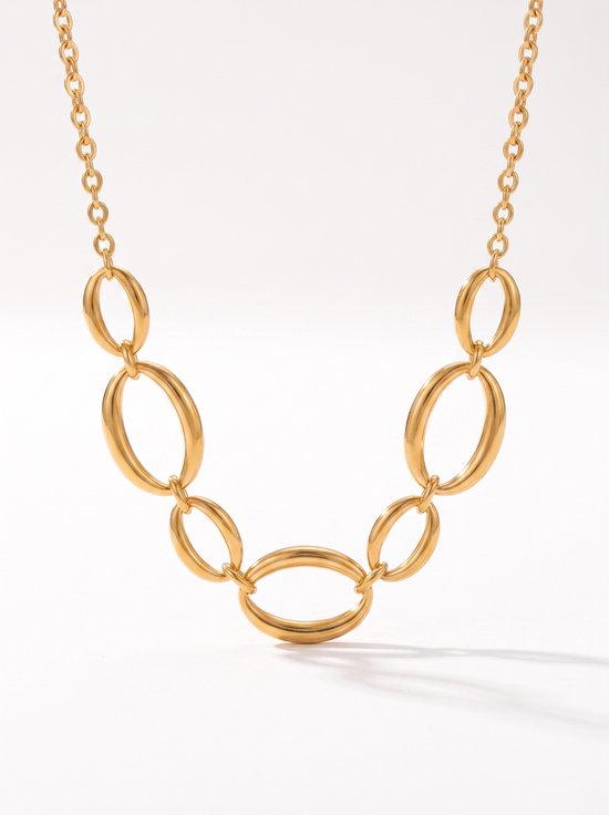 Gouden ketting met ovale schakels op een witte achtergrond.