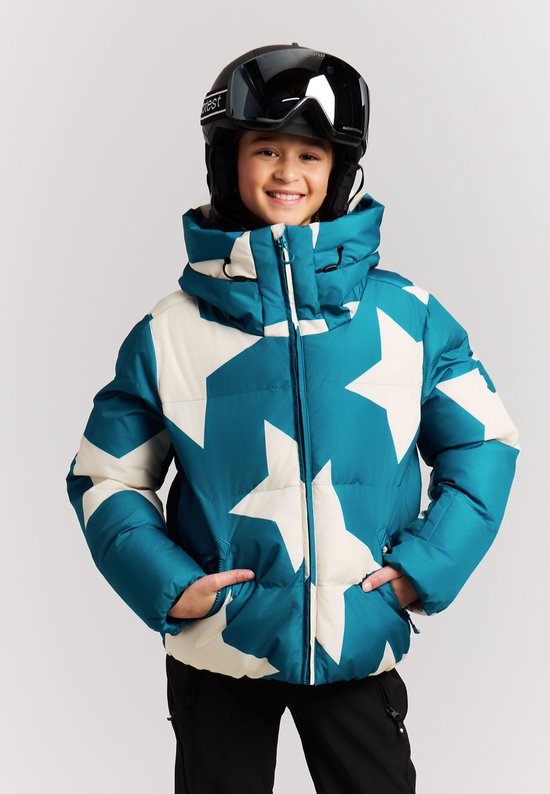 Meisje in blauwe winterjas met sterrenprint en skihelm.