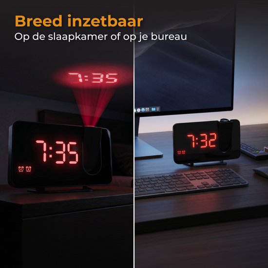 Zwarte wekker met projectie en rood display, 7:35, geplaatst op een nachtkastje en een bureau.