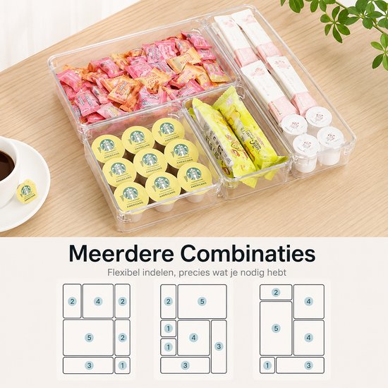 Transparante opbergbakjes gevuld met snoepjes, koffiecups en theezakjes.