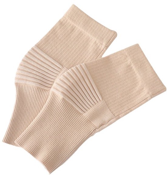 Paar beige kniewarmers met ribbels en een vouw aan de zijkant.