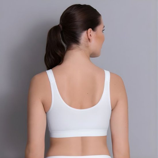 Achterkant van een witte sport-prothesebeha met brede bandjes op een model met staartje.