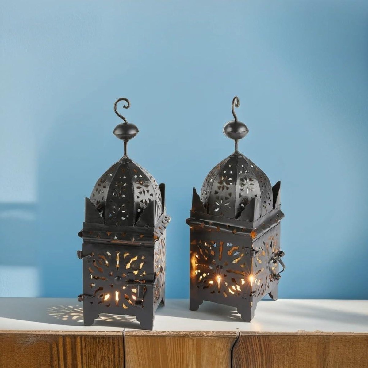 Marokkaanse lantaarns - Windlichten decoratie - Sfeerverlichting creëren - Handgemaakt metaalwerk - 42 cm hoog - Zwart