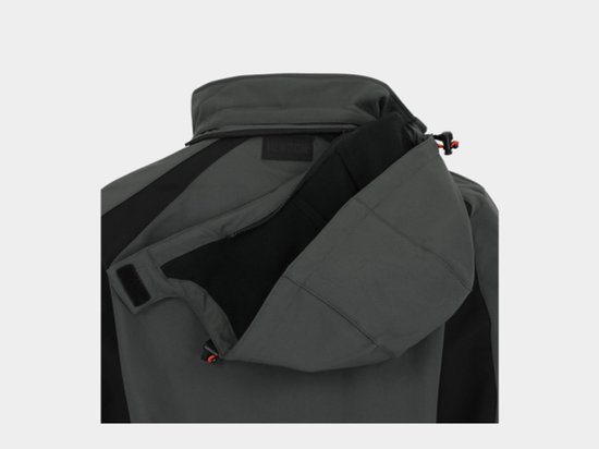 Close-up van de kraag en opvouwbare capuchon van een grijze softshell werkjas met zwarte details.