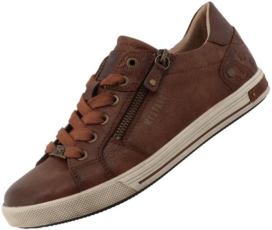 Bruine leren sneaker met veters en rits, reliëfdetail op de hiel.