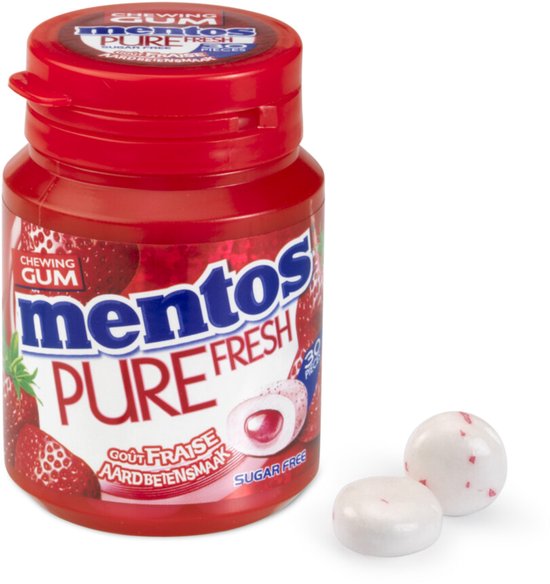 Rode Mentos Pure Fresh kauwgomfles met aardbeienafbeeldingen. Twee suikervrije aardbeienkauwgomstukjes liggen ernaast.
