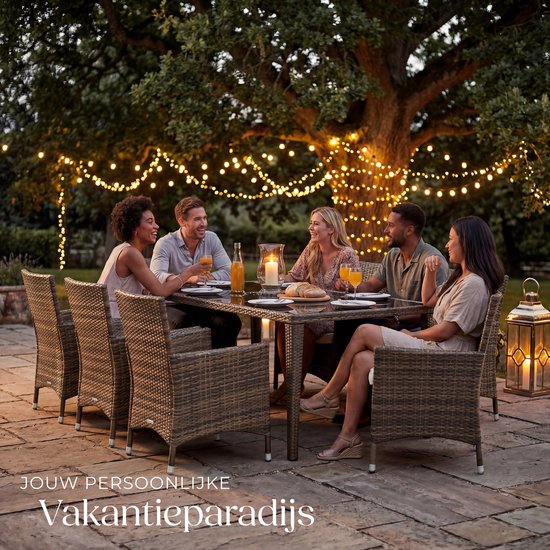 Buiten dineren met een 8-persoons wicker tuinset met glazen tafel en stoelen, verlicht door lichtslingers.