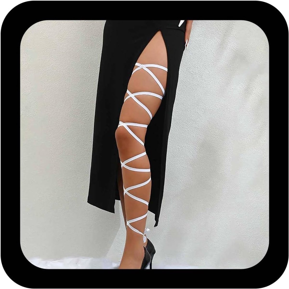 Zwarte Boho beenwrap met kruisband en kant voor een stijlvolle zomerlook, perfect voor festivals en casual outfits