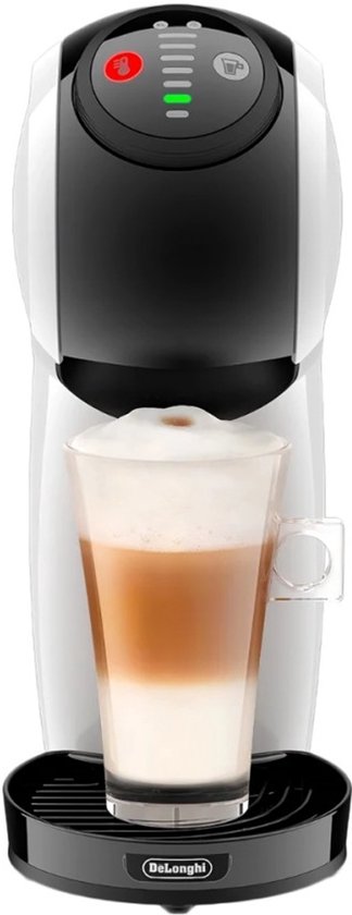 Machine à café blanche avec des accents noirs, prépare un latte macchiato stratifié dans un grand verre.