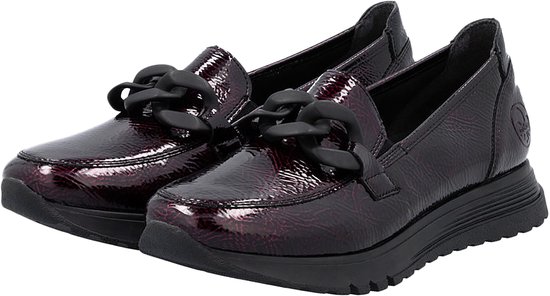 Bordeauxrode lakleren loafers met kettingdetail en profielzool.