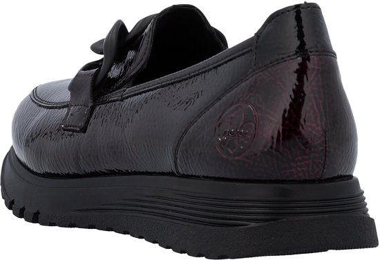 Bordeauxrode lakleren loafer met kettingdetail en profielzool. Achteraanzicht.