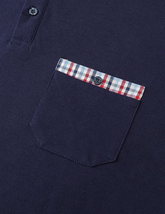 Detail van marineblauwe borstzak met geruite rand en knoopsluiting.
