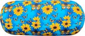 Blauw kussen met zonnebloemen en vlinders op zwarte achtergrond.