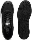 Zwarte Puma sneaker, de ene met veters en QR-code, de andere met zool.