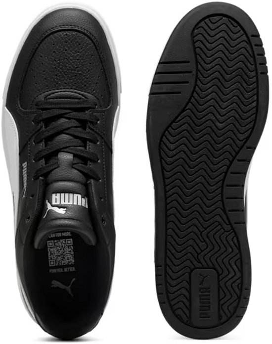 Zwarte Puma sneaker, de ene met veters en QR-code, de andere met zool.