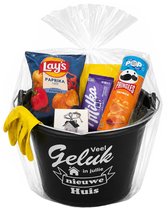 Emmer - Veel geluk in jullie nieuwe huis in geschenkverpakking - Gevulde cadeau emmer - met tekst - Verpakt in cellofaan - 12 liter - zwart - Verjaardag man & Vrouw - Jubilieum cadeau - Geslaagd cadeau