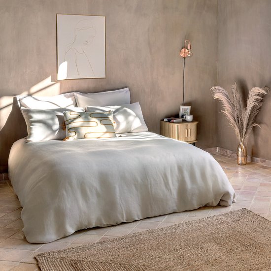 Een beige vloerkleed van jute met een natuurlijke textuur.
