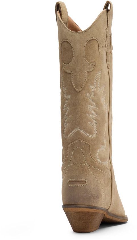 Achterkant lichtbruine suède cowboylaars met decoratieve witte sierstiksels en een houten hak.