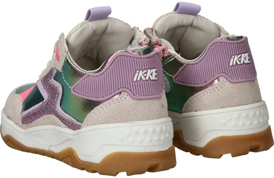 Achterkant van grijze, roze en paarse sneakers met 'IKKE' logo.