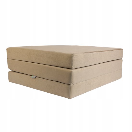 Opvouwbaar kampeermatras in beige velours, compact opgevouwen in drie lagen met een klein merklabel.