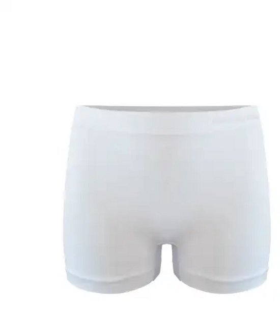Een witte, naadloze short met logo op de tailleband.
