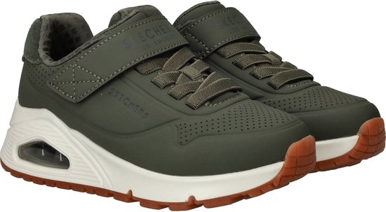 Paar groene Skechers sneakers met klittenband en veters, beige zolen en luchtkussens.